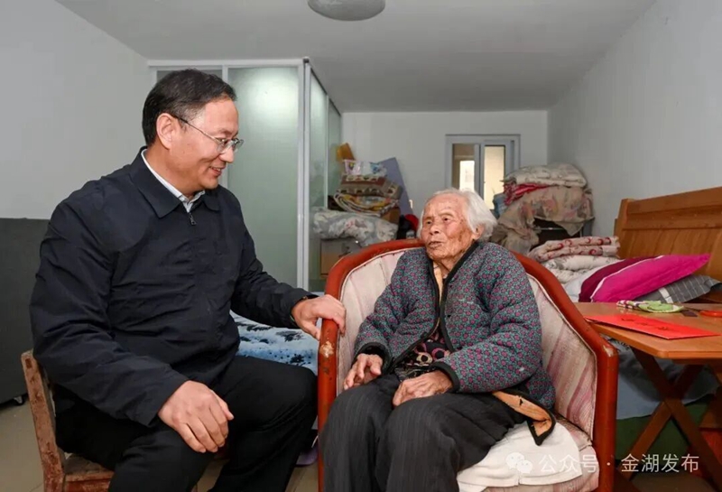 贺宝祥走访慰问百岁老人