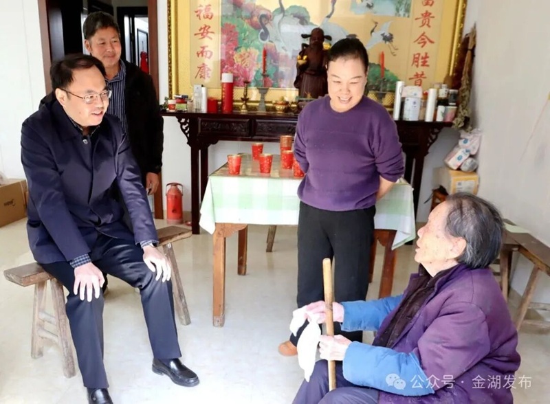 徐加晔看望慰问百岁老人